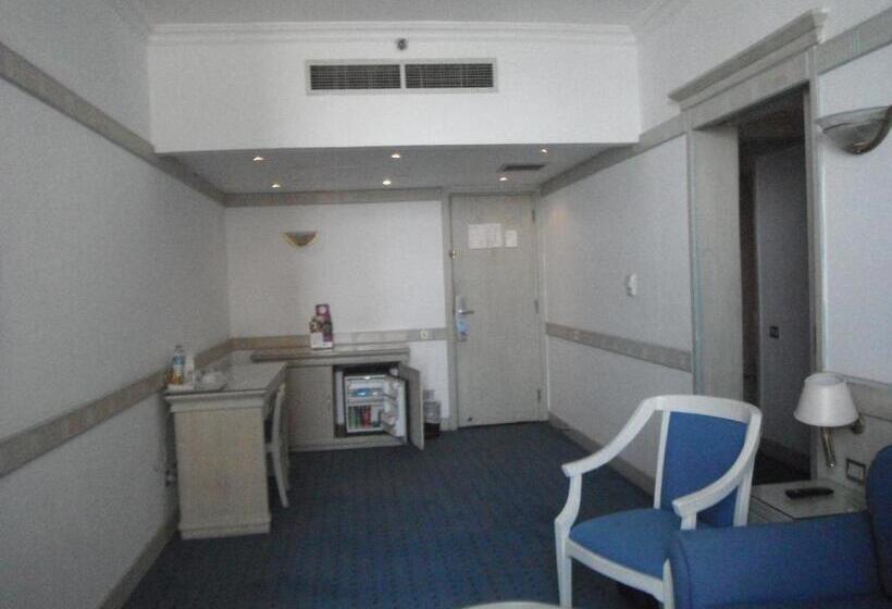 جناح جونيور مطلّ علي البحر, Romance Alexandria