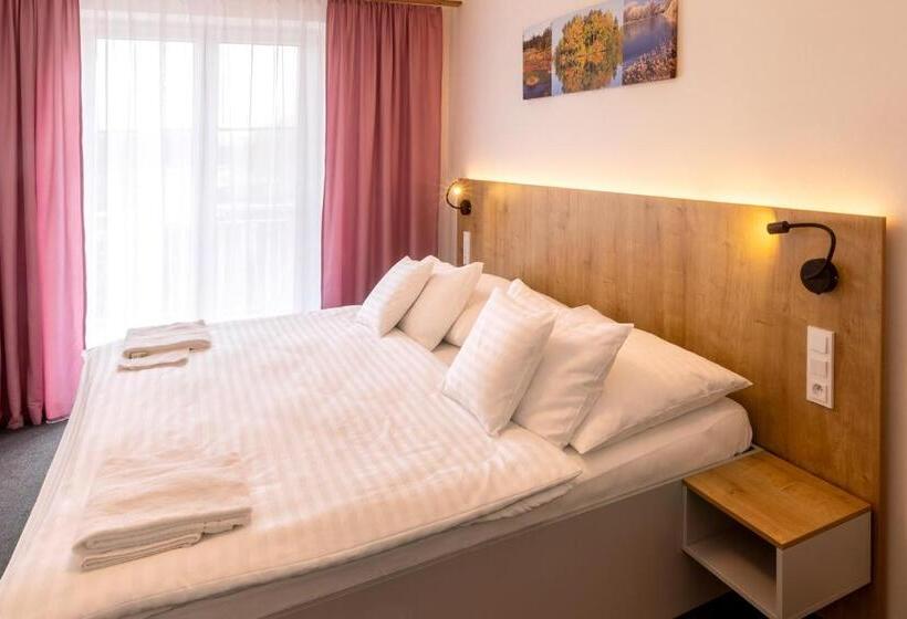 חדר משפחתי, Svět