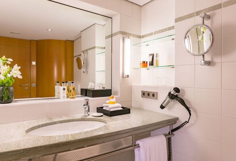 Трехместный Номер Комфорт, The Madison Hotel Hamburg