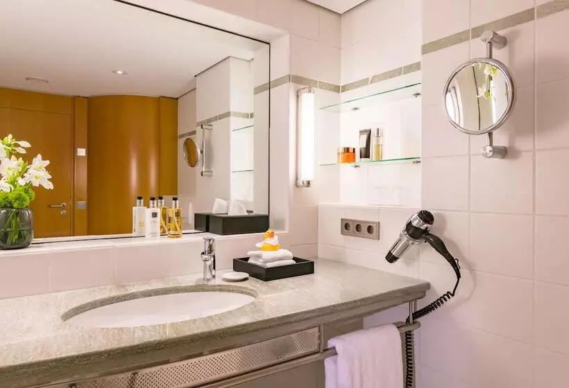 اتاق راحتی سه تخته, The Madison Hotel Hamburg