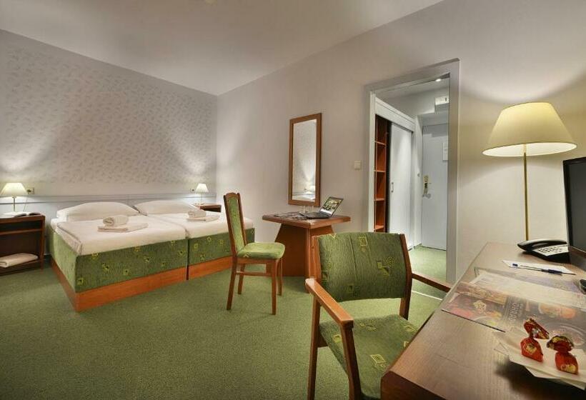 اتاق اکونومی, Three Crowns