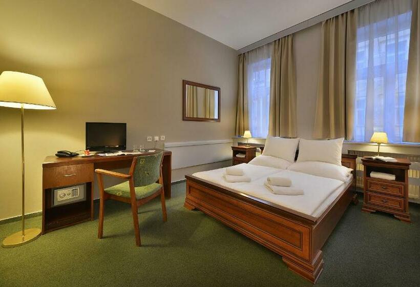 اتاق اکونومی, Three Crowns