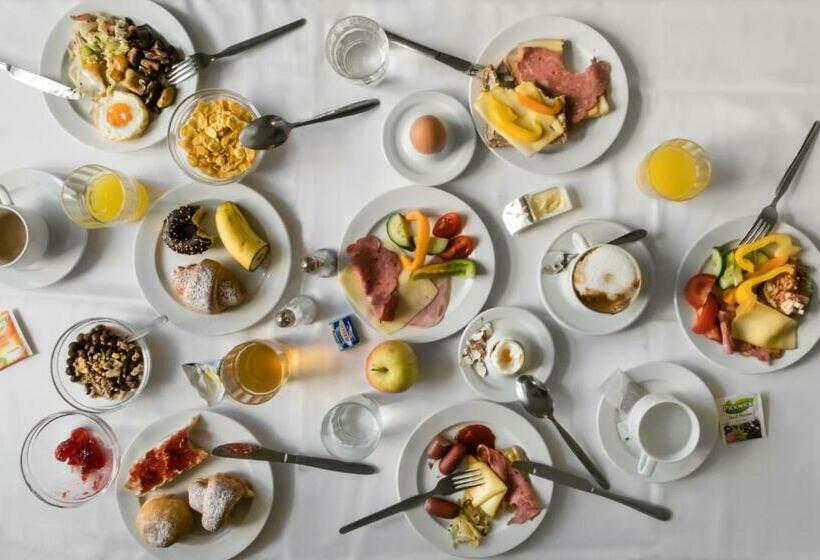 اتاق سوپریور, Three Crowns