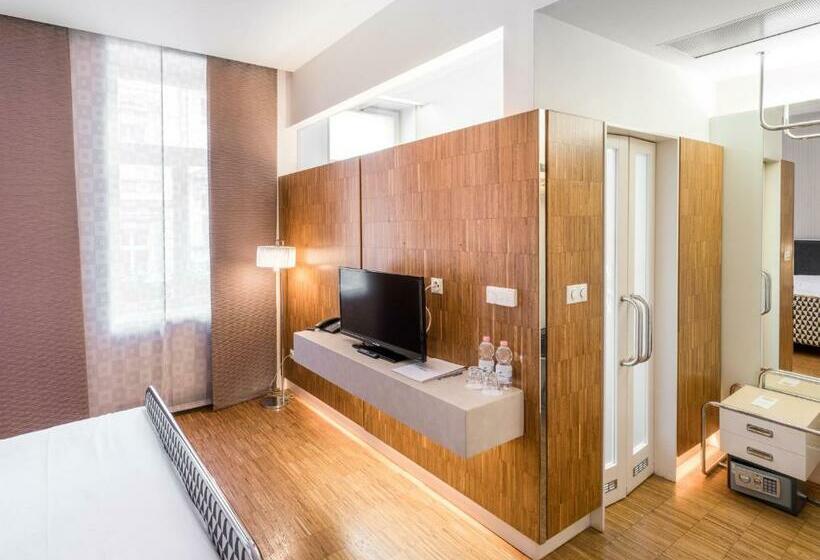 اتاق سوپریور, Three Crowns