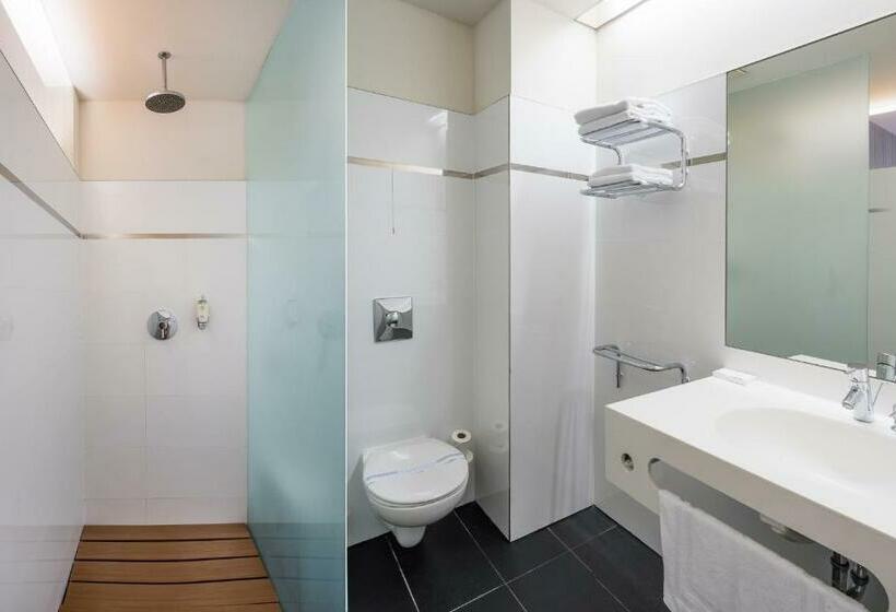 اتاق سوپریور, Three Crowns