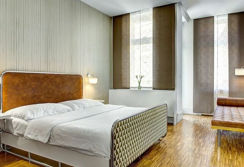 اتاق سوپریور, Three Crowns