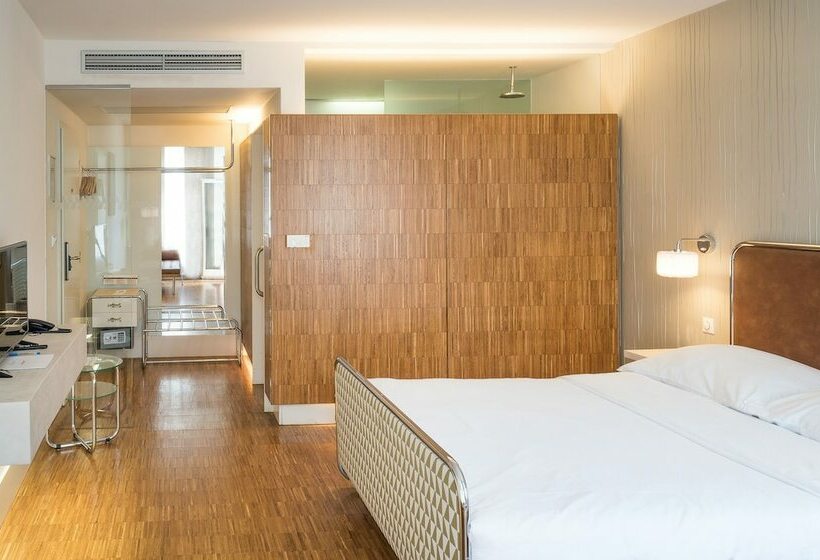 اتاق سوپریور, Three Crowns