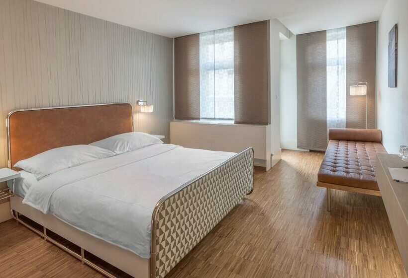 اتاق سوپریور, Three Crowns