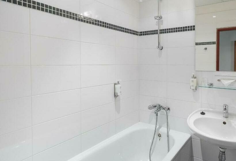 Economy Triple Room, Three Crowns