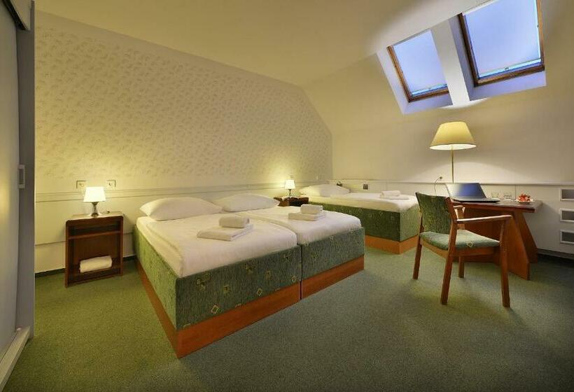 Economy Triple Room, Three Crowns