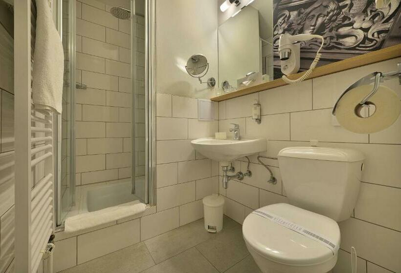 اتاق راحتی, Three Crowns