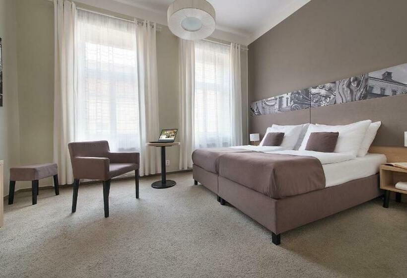 اتاق راحتی, Three Crowns