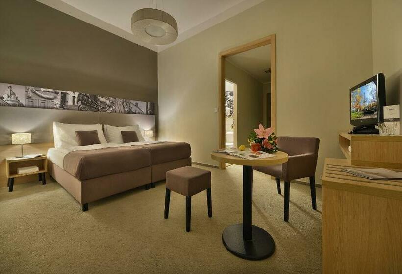 اتاق راحتی, Three Crowns