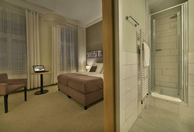 اتاق راحتی, Three Crowns