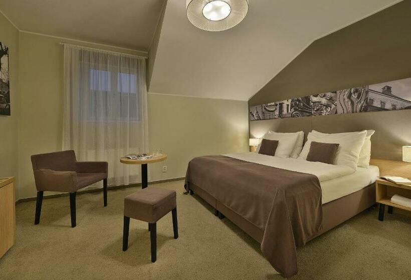 اتاق راحتی, Three Crowns