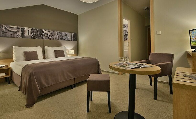 Quarto Comfort, Three Crowns