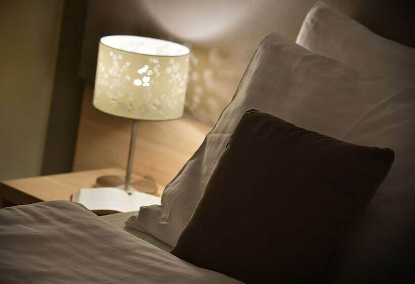 اتاق راحتی, Three Crowns