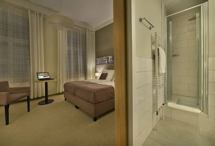 اتاق راحتی, Three Crowns