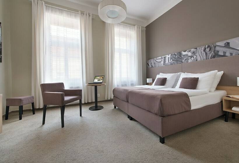 اتاق راحتی, Three Crowns