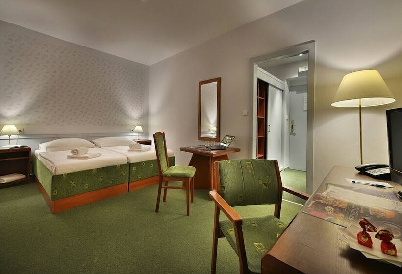 اتاق استاندارد, Three Crowns