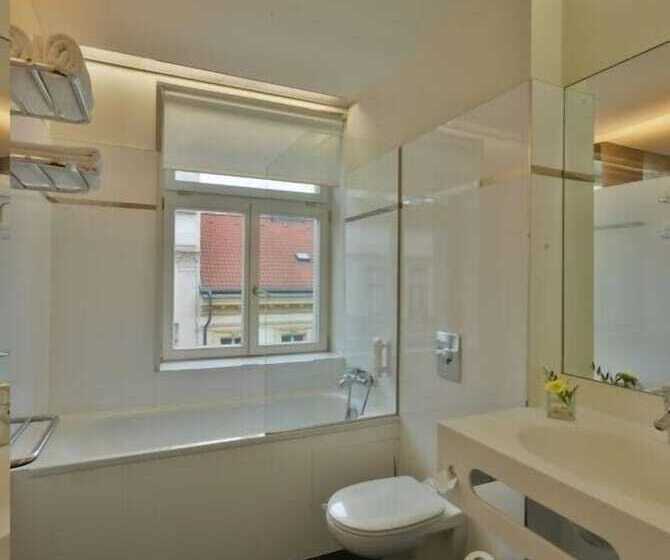 اتاق سوپریور, Three Crowns