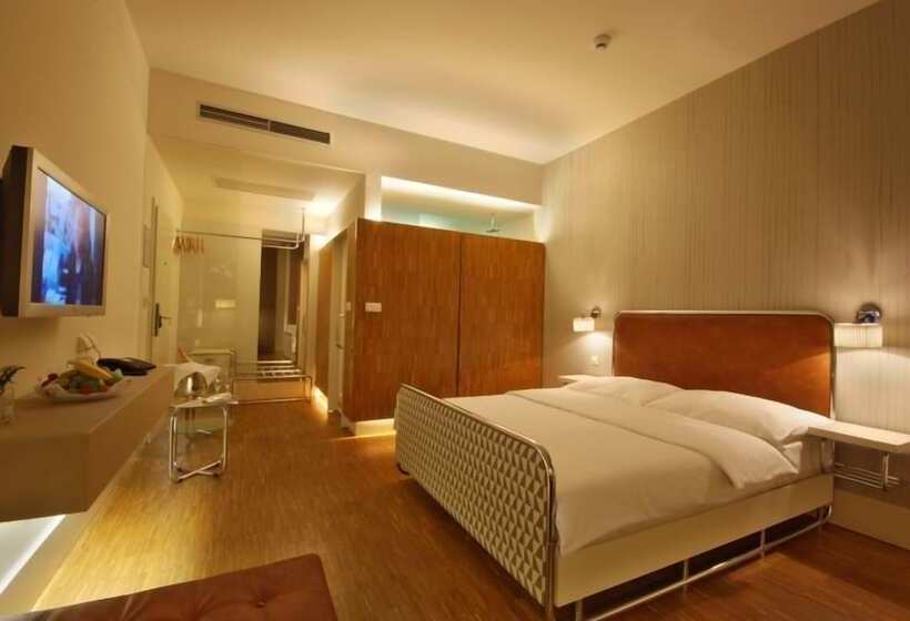 اتاق سوپریور, Three Crowns