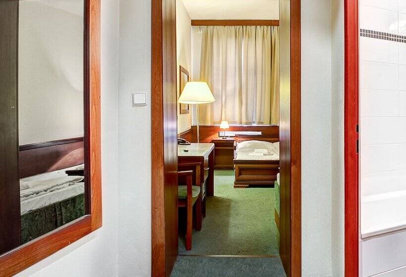 اتاق راحتی, Three Crowns