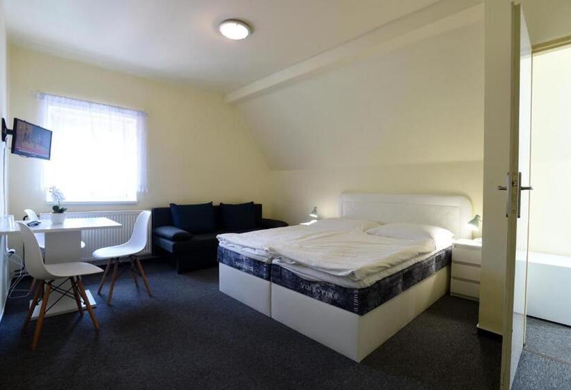 غرفة قياسية, U Jezírka