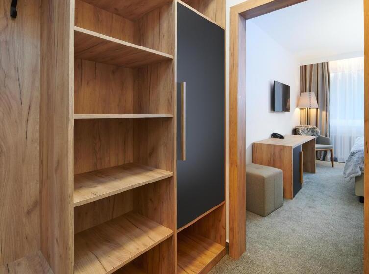 غرفة سوبيريور مزودة بشرفة, Wellness Hotel Svornost