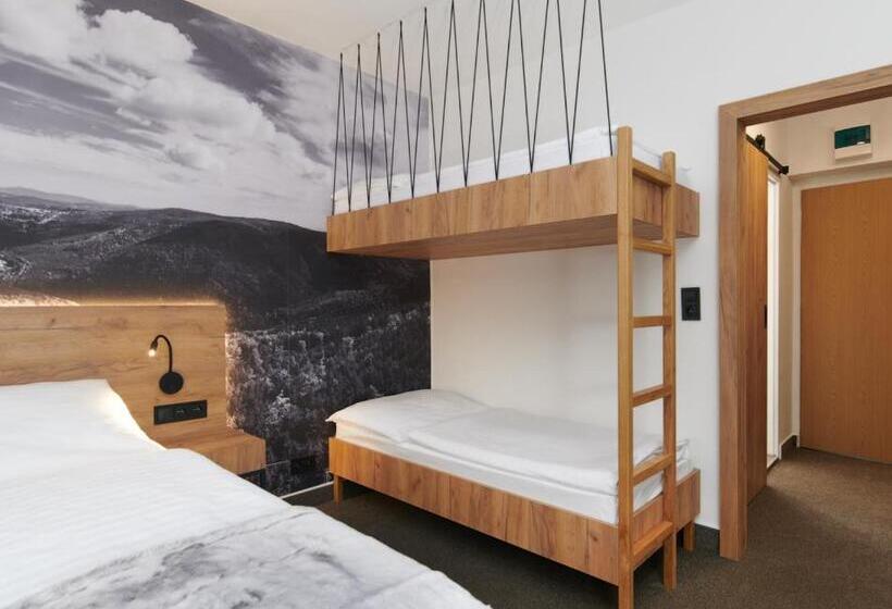 غرفة سوبيريور مزودة بشرفة, Wellness Hotel Svornost