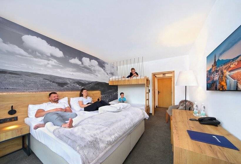 غرفة سوبيريور مزودة بشرفة, Wellness Hotel Svornost