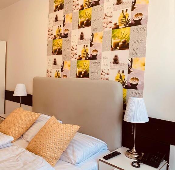 Номер Стандарт Вид на Сад, Gloria Budapest City Center