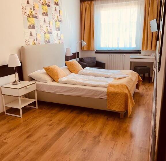 Номер Стандарт Вид на Сад, Gloria Budapest City Center