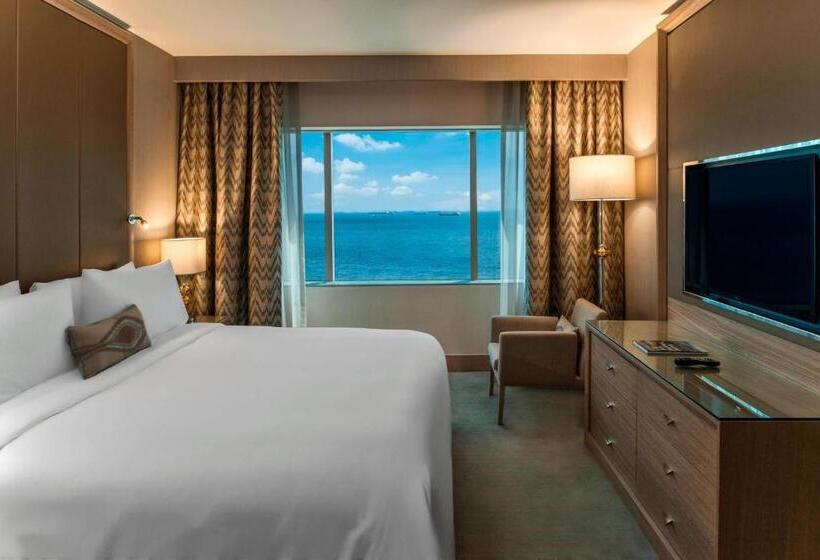 キングサイズベッドのスイートルーム, Renaissance Polat Istanbul