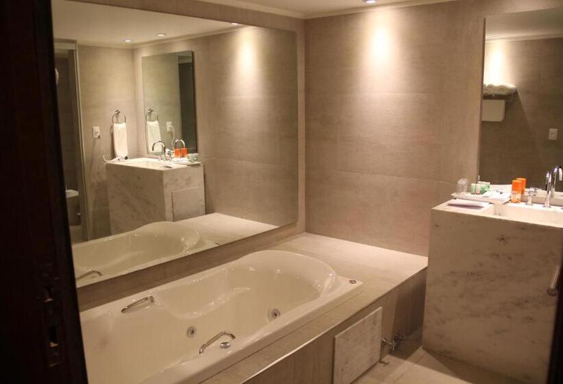 سوییت جونیور لوکس, Yacht & Golf Club Paraguayo, A Tribute Portfolio Resort