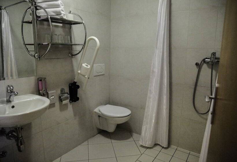 اتاق استاندارد سه نفره, Tabor Maribor