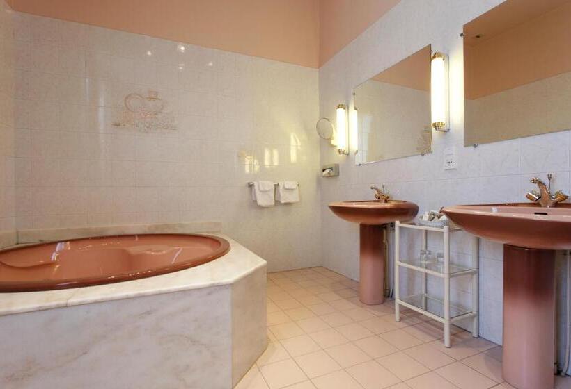 جناح جونيور, Chateau Des Bondons Ei