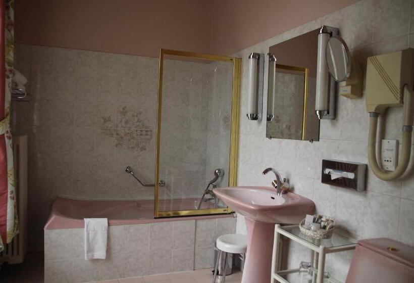 جناح مزود بتراس, Chateau Des Bondons Ei