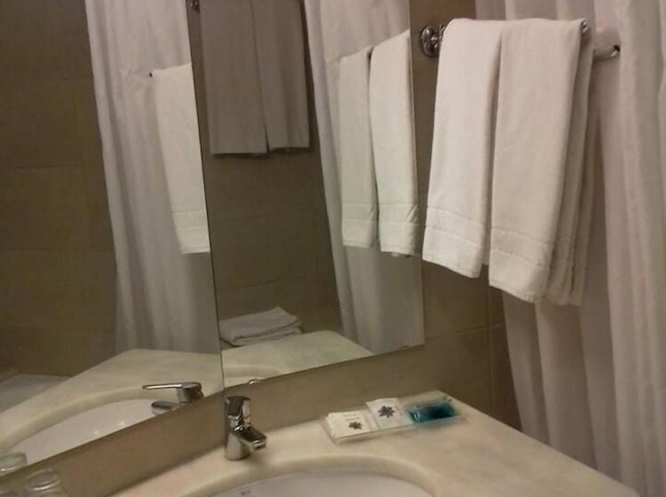 标准三人间, Do Centro