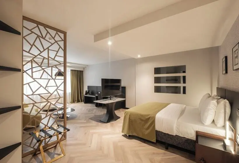 Suite Junior, Hyllit