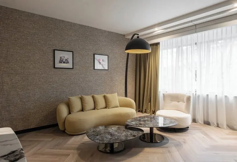 Suite Junior, Hyllit