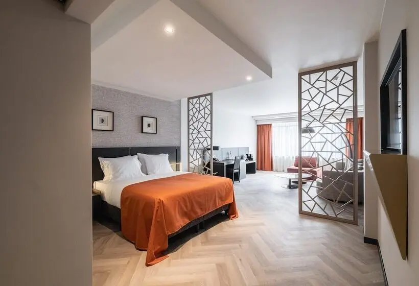 Suite Junior, Hyllit