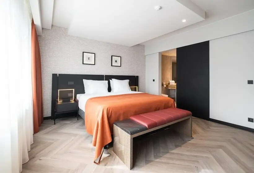 Suite Deluxe, Hyllit