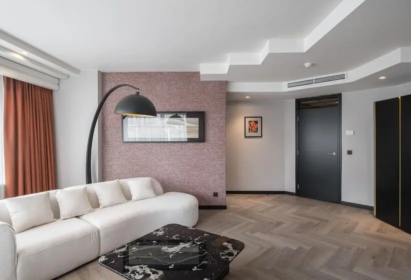 Suite Deluxe, Hyllit