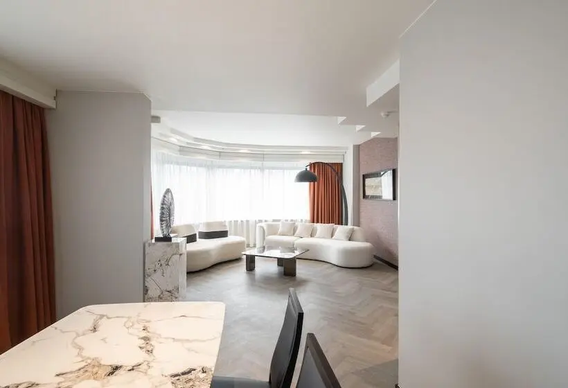 Suite Deluxe, Hyllit