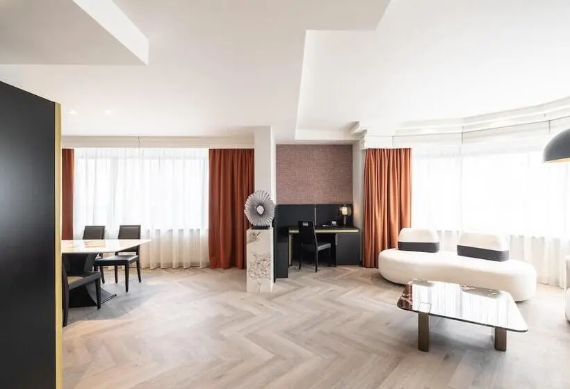 Suite Deluxe, Hyllit