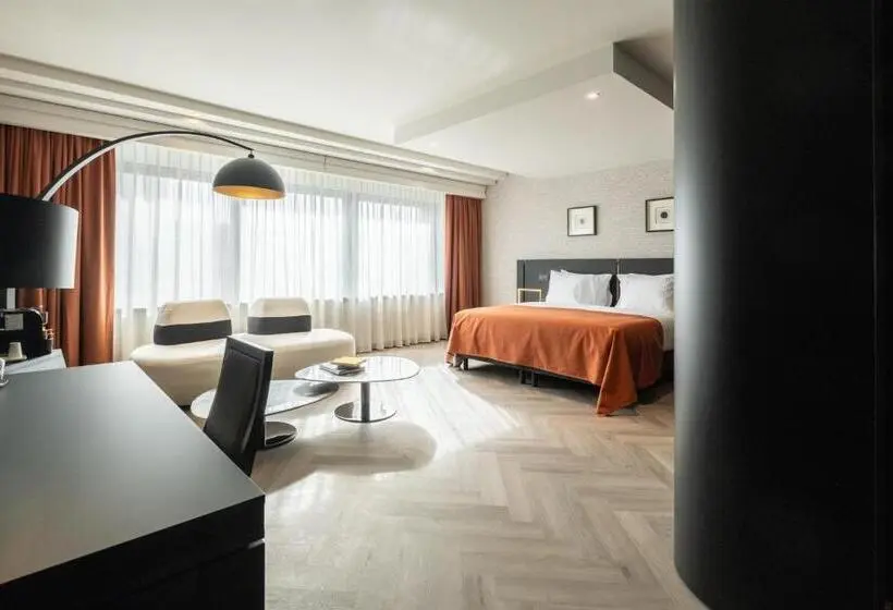 Suite Familiare, Hyllit