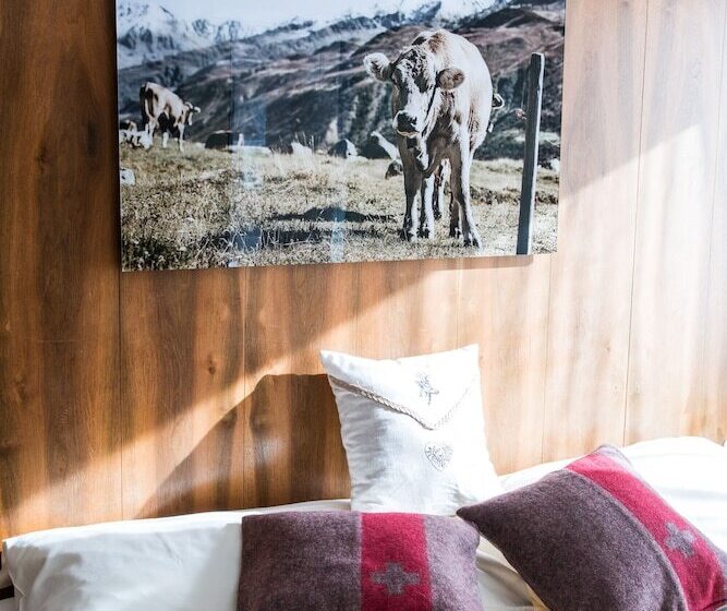 اتاق استاندارد سه نفره, Le Petit Charmeinn