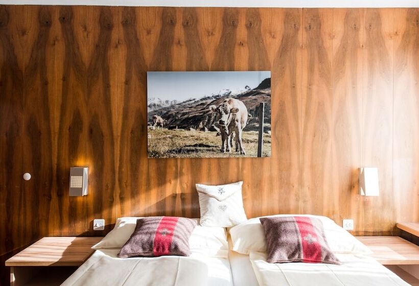 اتاق استاندارد سه نفره, Le Petit Charmeinn