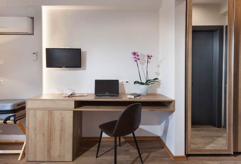 חדר סופריור, Minavra